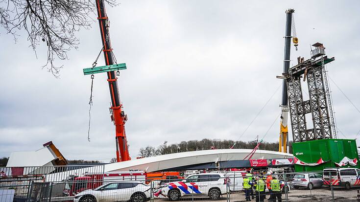 L'effondrement du pont a fait au moins 2 morts.