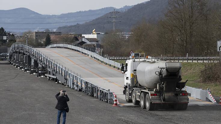 Le pont mobile de chantier a été présenté mercredi à Rothrist (AG) en version améliorée au niveau de la déclivité de ses rampes d'accès. Camions, caravanes ou bus peuvent désormais le traverser sans à-coups à une vitesse de 60 km/h, selon l'Office fédéral des routes.