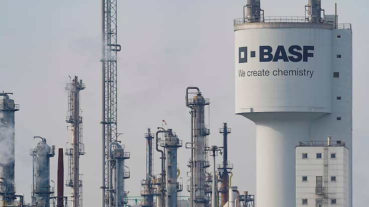 BASF, en crise depuis la hausse des prix de l'énergie, a dévoilé un nouveau plan de réduction des coûts sur son siège allemand de Ludwigshafen, prévoyant 1 milliard d'euros (environ 950 millions de francs) d'économies supplémentaires d'ici 2026, avec des suppressions de postes. (DPA/Uwe Anspach)