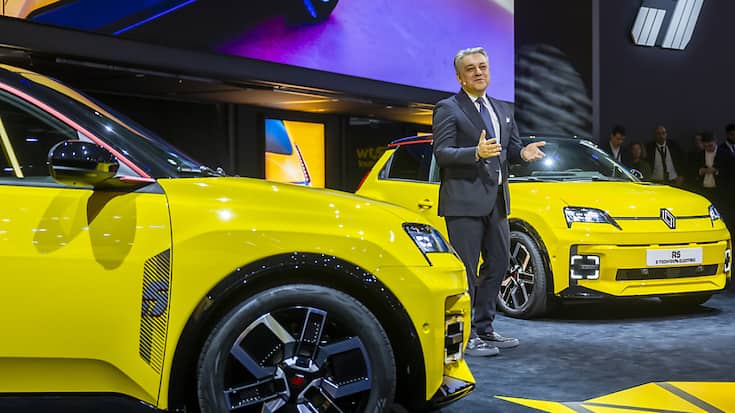 Le patron de Renault, Luca De Meo, présente au Salon de l'auto à Genève la nouvelle R5 à batterie, un modèle censé marquer les esprits par son design tout en démocratisant les voitures électriques fabriquées en France.