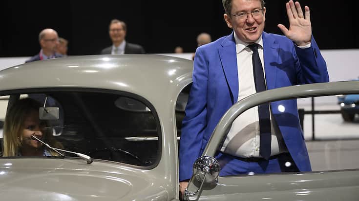 Le conseiller fédéral Albert Rösti a fait le tour du Salon international de l'automobile de Genève (GIMS), à Palexpo, après avoir officiellement ouvert la 91e édition de la manifestation.