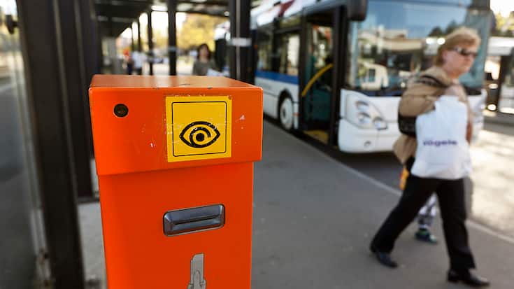 A partir de 2026, ces machines orange servant à composter les cartes de transport devraient progressivement disparaître (Photo d'illustration).