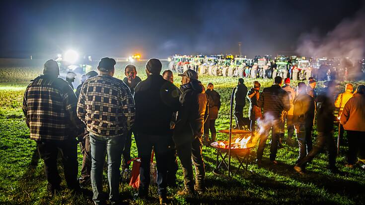 Le grand rassemblement de tracteurs de jeudi soir sur sol vaudois a convergé dans un champ agricole entre Echallens et Goumoëns-la-Ville.