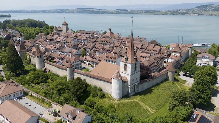 La stratégie du tourisme fribourgeois, ici la cité médiévale de Morat, peut s&#8217;ancrer sur le bilan 2023, année de tous les superlatifs au niveau des nuitées commerciales et de la fréquentation des destinations (archives).