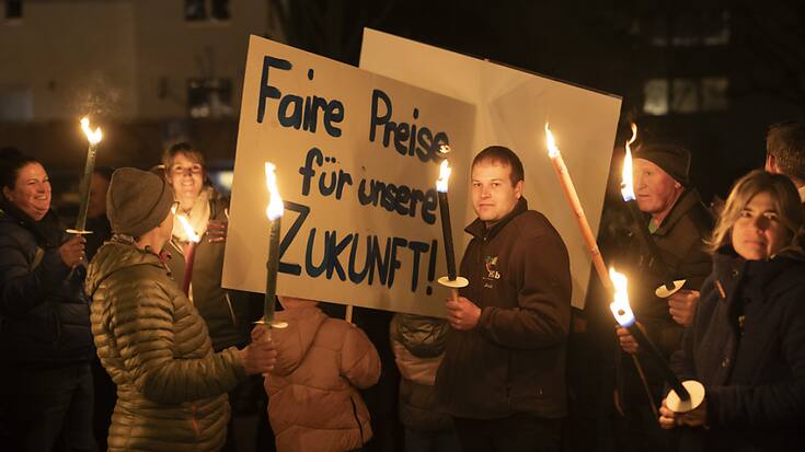 Dans le canton de Zurich, des agriculteurs et agricultrices ont demandé vendredi soir des prix justes pour leur travail.