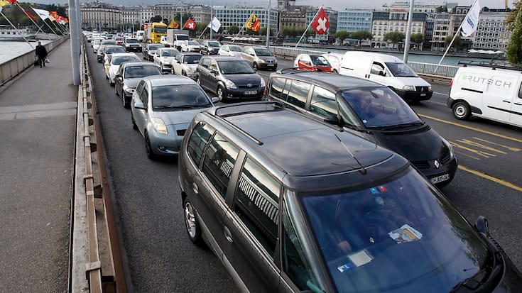 A Genève, les véhicules seront taxés selon leur impact environnemental. Le contreprojet et son système fiscal écoresponsable l'emportent dimanche sur l'initiative de l'UDC qui divise par deux l'impôt sur les autos (illustration).