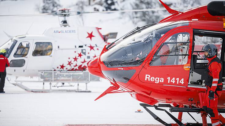 Hélicoptères de sauvetage d'Air-Glaciers (à gauche) et de la Rega lors d'un exercice non loin du domaine skiable des Diablerets dans le canton de Vaud. (Photo d'archives)