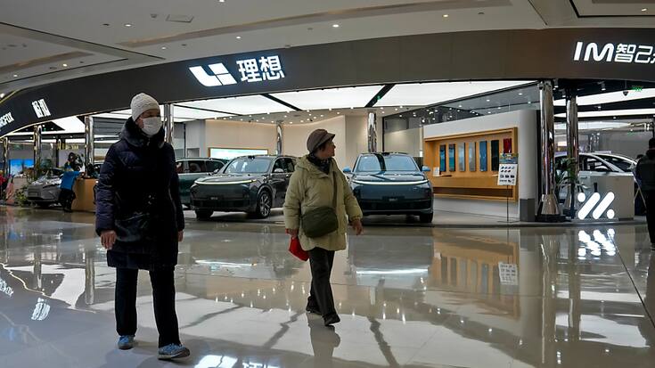 En 2023, la fête avait eu lieu en janvier, mais cette année, elle s'est déroulée en février, décalant de fait les achats. (AP Photo/Andy Wong)