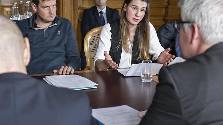 Les Valaisans Charlène Taramarcaz et Clément Gay faisaient partie de la délégation qui a présenté la pétition au directeur de l'Office fédéral de l'agriculture Christian Hofer.