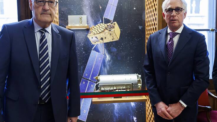 Le conseiller fédéral Guy Parmelin et Francisco-Javier Benedicto Ruiz, directeur de la navigation de l'Agence spatiale européenne (ESA), ont inauguré la salle des horloges, où se trouvent deux modèles d'horloges atomiques.