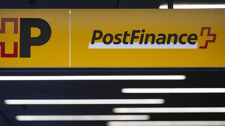 L'effectif de Postfinance s'élevait à 3250 équivalents plein temps à fin décembre, contre 3340 douze mois auparavant. (KEYSTONE/ Peter Schneider).