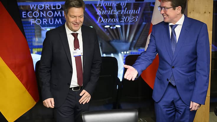 Le ministre de l'énergie Albert Rösti (à droite) avait rencontré son homologue allemand Robert Habeck à Davos en janvier (archives).