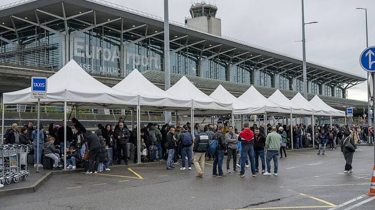 A plusieurs reprises déjà, des personnes ont dû attendre devant le bâtiment de l'aéroport de Bâle après une alerte à la bombe - comme le 20 octobre 2023 (archives).