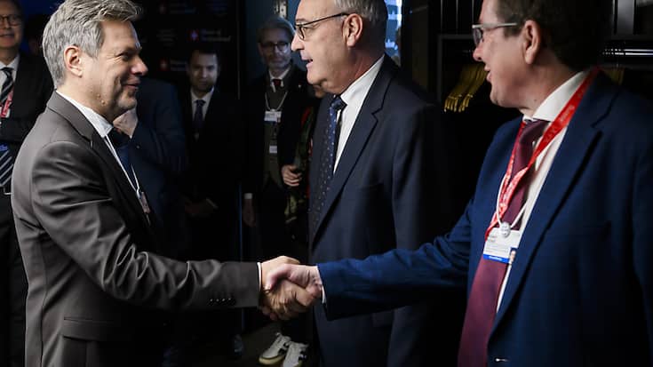 Albert Rösti (à droite) et le vice-chancelier allemand Robert Habeck (à gauche) s'étaient rencontrés lors du Forum de Davos en janvier. Un accord sur le gaz a été signé mardi (archives).