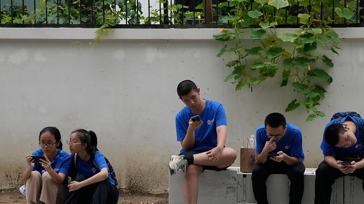 Le bénéfice net pour le dernier trimestre 2023, lui aussi présenté mercredi, a chuté de 75% sur un an, à 27 milliards de yuans. (AP Photo/Ng Han Guan)