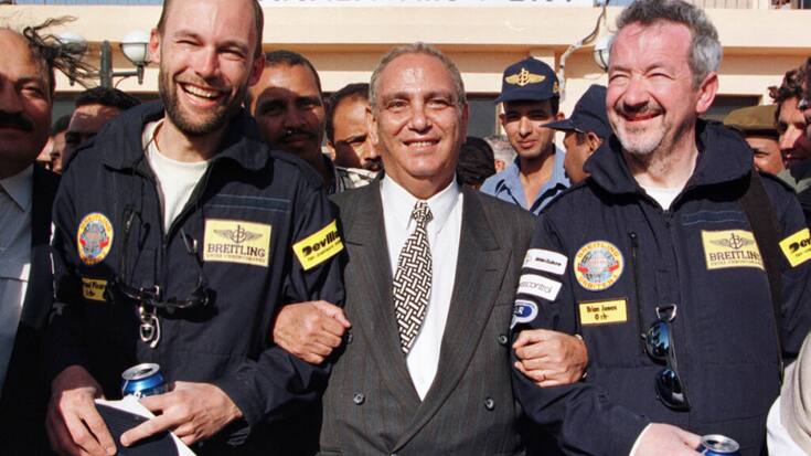 Aussitôt qu'il a saisi l'intérêt médiatique qu'il pouvait retirer de l'aventure du Breitling Orbiter, le gouverneur de la région, Osman Shaheen, s'est précipité à l'aérodrome de Dakhla et était de toutes les photos (ici entre les deux aérostiers Piccard et Jones)..