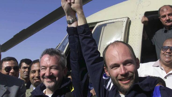 Brian Jones et Bertrand Piccard à la descente de l'hélicoptère qui les amène de leur ballon qui a atterri dans le désert à l'aérodrome militaire de Dakhla, après près de 20 jours de vol.