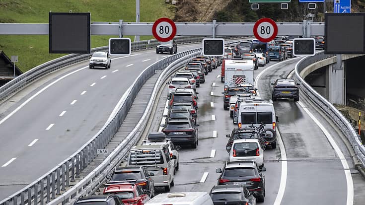 Samedi dernier déjà, un embouteillage s'est étiré sur 10 km au portail nord du tunnel du Gothard, dans le canton d'Uri, en direction du sud. Cet axe devrait voir de nombreux bouchons et un trafic dense dès mercredi et durant toute la période de Pâques.