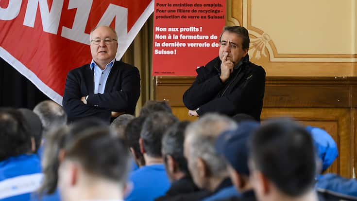 Les conseillers aux Etats vaudois Pierre-Yves Maillard et Pascal Broulis sont venus soutenir mardi à St-Prex les travailleurs de Vetropack, dont l'usine est menacée de fermeture.