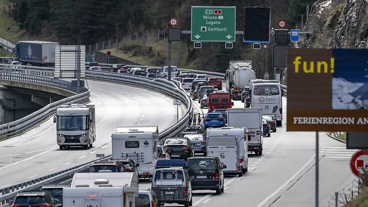Samedi dernier déjà, à une semaine du week-end pascal, les bouchons ont atteint jusqu'à 10 km à la mi-journée à l'entrée nord du tunnel du Gothard sur l'A2.