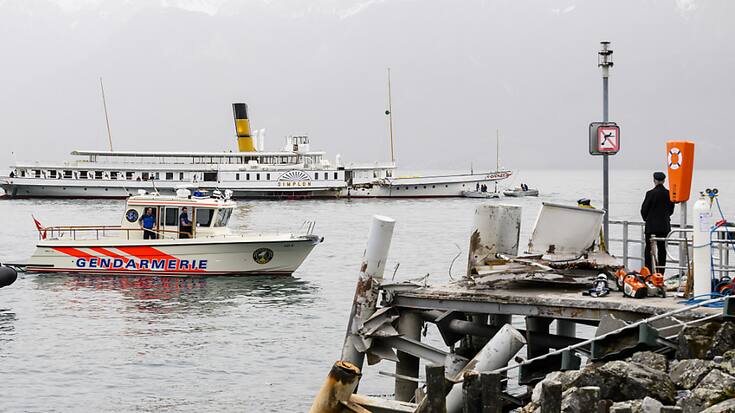 Encastré dans le débarcadère de Cully, le "Simplon" a été libéré et remorqué à Ouchy samedi matin.
