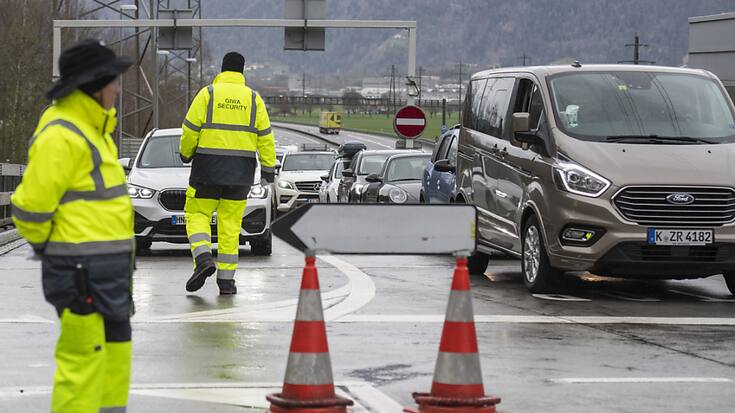La police uranaise en pleine gestion du trafic à la jonction autoroutière de Göschenen. (archives)