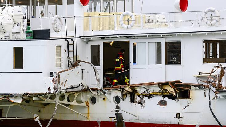 Abîmé par la tempête, le bateau à vapeur "Le Simplon" sera installé sur un dock flottant la semaine prochaine afin d'évaluer le montant des dégâts (archives).