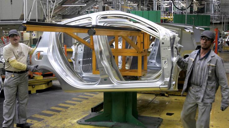 C'est notamment le cas dans la sidérurgie (-21,6%), la fabrication de pâte à papier, papier et carton (-13%), la fabrication de verre et articles en verre (-13%) et de produits chimiques de base (-14,3%). (KEYSTONE/AP Photo/Michel Euler)