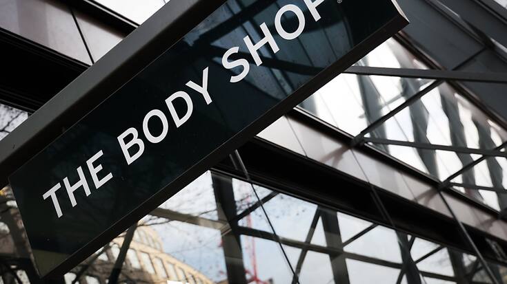 Cette décision concerne 73 magasins dont sept franchisés, et près de 300 salariés, selon Pierre-Marie Moreau, président de l'association des franchisés Body Shop. (EPA/ANDY RAIN)