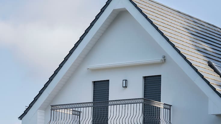 L'évolution des prix selon le type de commune montre que les maisons dans les centres ont connu la plus forte hausse en un an, avec 7,1%. (KEYSTONE/Christian Beutler)