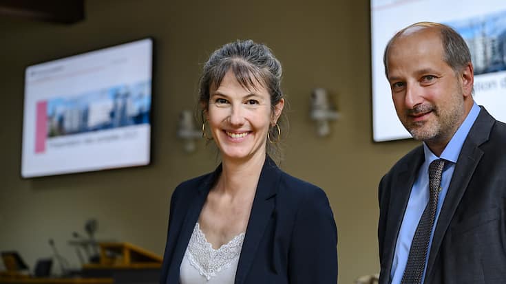 Florence Germond, municipale des Finances et Grégoire Junod,  syndic, ont présenté mercredi des comptes lausannois proches de l'équilibre.