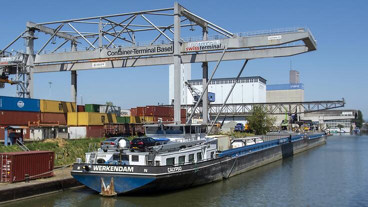 Les envois de biens suisses à l'étranger se sont - quand bien même légèrement - contractés (-0,8%) sur les trois premiers mois de l'année, comme lors du trimestre précédent. En termes réels, les exportations ont toutefois timidement augmenté (+0,6%) (archives).