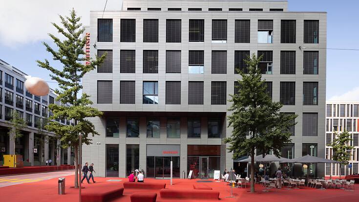 Le nom de la place Raiffeisen à St-Gall, située devant le siège national de la banque suisse, a suscité la polémique au printemps dernier. Un comité avait demandé qu'elle soit rebaptisée à cause de l'antisémitisme du fondateur allemand des premiers réseaux financiers Raiffeisen (archives).