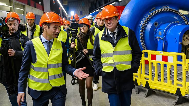 Albert Rösti (à droite) et Vassilis Venizelos ont visité vendredi matin la centrale hydroélectrique de Veytaux.