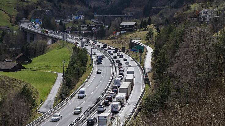 Les bouchons qui se sont formés devant l'entrée nord du tunnel routier du Gothard s'allongeaient jusqu'à Erstfeld (UR), vendredi en milieu d'après-midi. Le temps d'attente y est d'une heure et quarante minutes environ (archives).