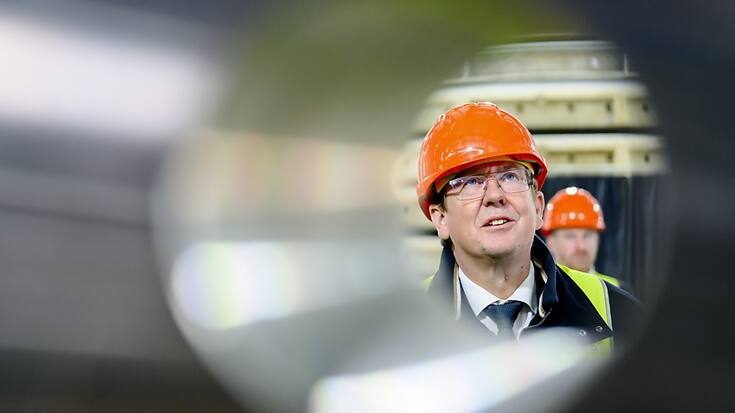 Pour Albert Rösti, il vaut mieux que la Suisse investisse de l'argent dans sa propre production d'électricité que de financer des centrales atomiques en France (archives).