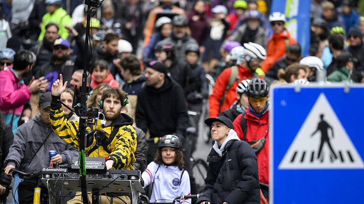 Le cortège de quelque 300 personnes était emmené par le "DJ à vélo" britannique Dom Whiting à travers les avenues du sud de Lausanne.