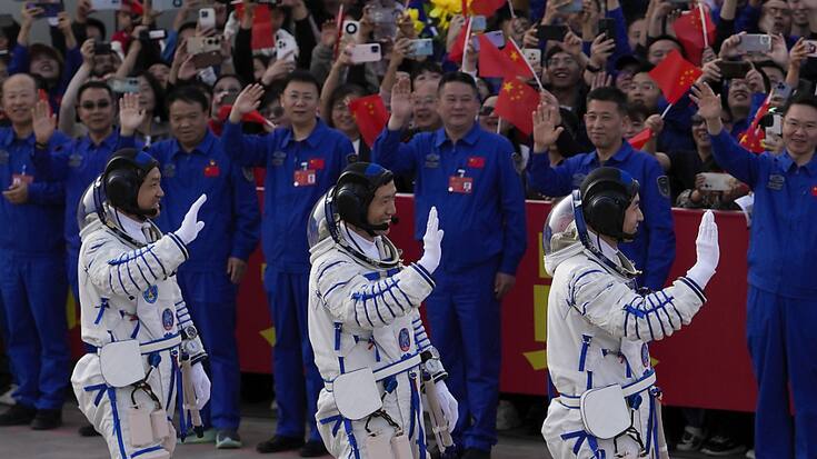 Les trois astronautes chinois vont notamment essayer de créer un aquarium à bord et d'y élever des poissons en microgravité.