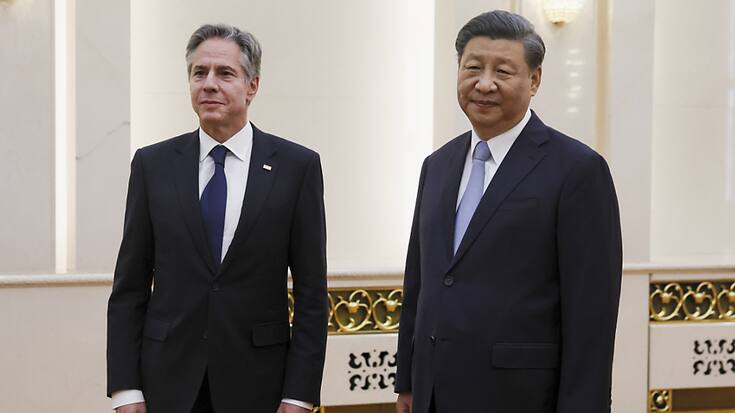 Le président chinois Xi Jinping (à dr.) et le secrétaire d'Etat américain Antony Blinken à Pékin (archives).