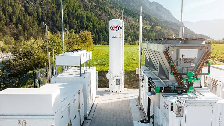 L'installation inaugurée vendredi se trouve au bord du Rhin, à proximité immédiate de la centrale hydraulique de Reichenau, à laquelle elle est directement connectée.