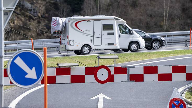 Lorsque les bouchons atteignent une certaine longueur, la police cantonale uranaise ferme les entrées de l'autoroute dans la haute vallée de la Reuss, comme ici à Wassen le 23 mars 2024 (archives).