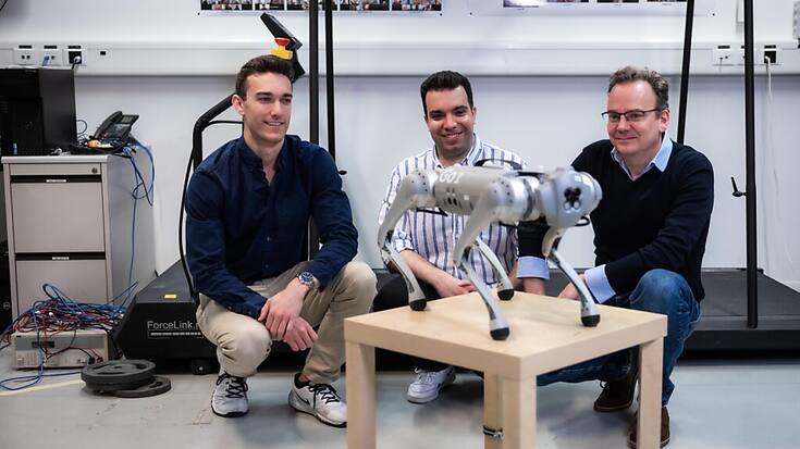 Guillaume Bellegarda, Milad Shafiee et Auke Ijspeert (de gauche à droite) avec leur robot quadrupède bondissant.