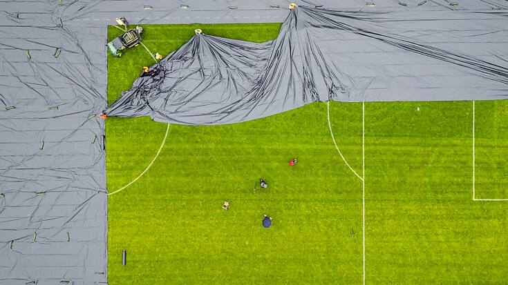 Les équipes du FC Kloten ne pourront sans doute plus utiliser ses terrains cette année. Les bâches qui les recouvrent doivent faire dépérir le gazon afin de priver les larves de scarabée japonais de nourriture et d'empêcher celles qui survivent de s'envoler, une fois devenues scarabées.