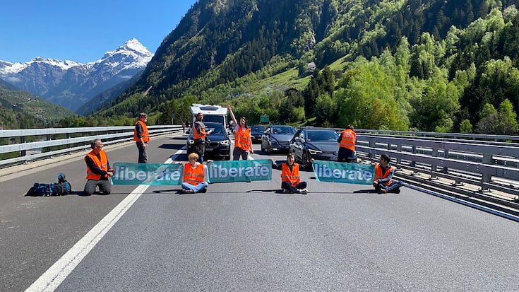Des activistes climatiques du mouvement Renovate bloquent l'autoroute A2 près de Wassen, dans le canton d'Uri.