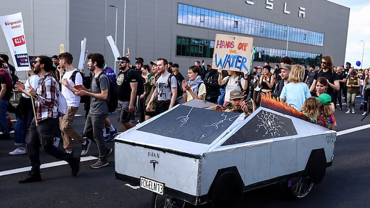 Les manifestants écologistes qui ont défilé samedi devant l'usine Tesla à Grünheide, au sud-est de Berlin, s'opposent au projet d'agrandissement. Ils sont notamment inquiets des effets sur la forêt environnante et la nappe phréatique.