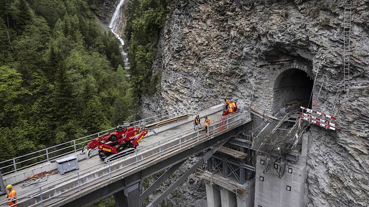 Le nouveau viaduc de Castiel va être poussé progressivement jusqu'à l'emplacement du viaduc historique qui a été dynamité lundi.