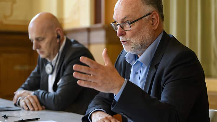 Début mars, Johann Reiter, CEO du groupe Vetropack, gauche, et Claude R. Cornaz, droite, président du conseil d'administration avaient annoncé l'ouverture d'une procédure de consultation sur l'avenir du site de production suisse de St-Prex (archives).
