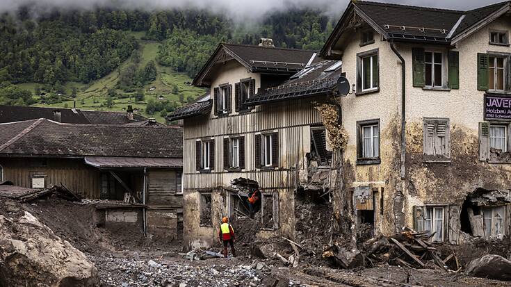 D'ici à deux semaines les premiers des quinze bâtiments endommagés par les glissements de terrain auront disparu.