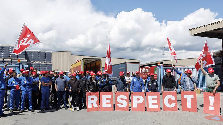 Des employés de Vetropack se sont mobilisés vendredi après-midi à St-Prex pour exiger une négociation du plan social.