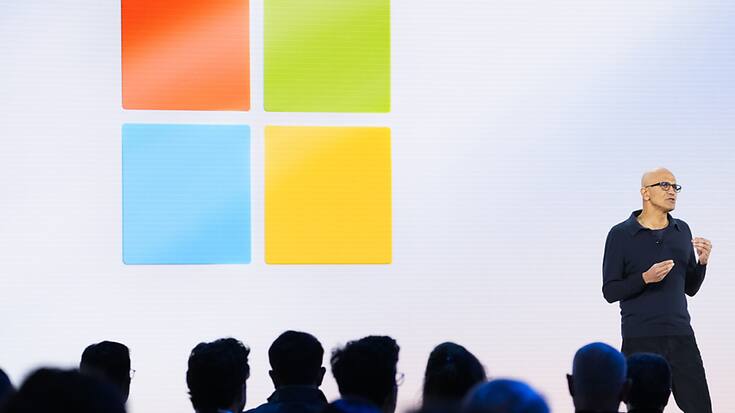 Microsoft, ici son patron Satya Nadella, estime que plus de 50 millions de "PC IA" seront vendus dans les 12 mois, vu l'appétit des développeurs et du public pour ces assistants numériques qui anticipent leurs besoins.